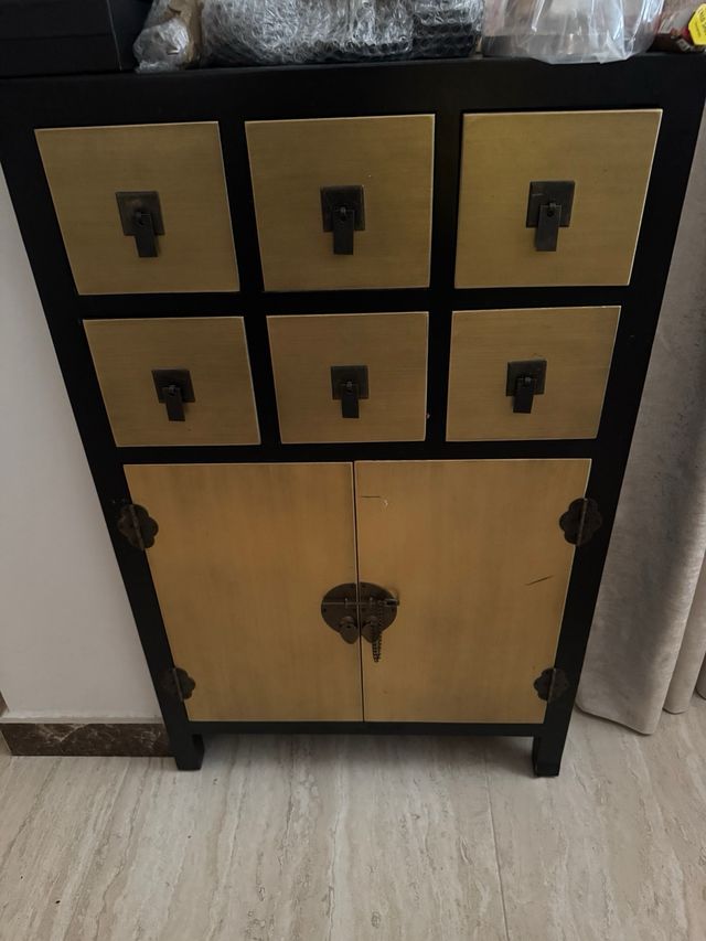 Mueble estilo japonés negro y dorado