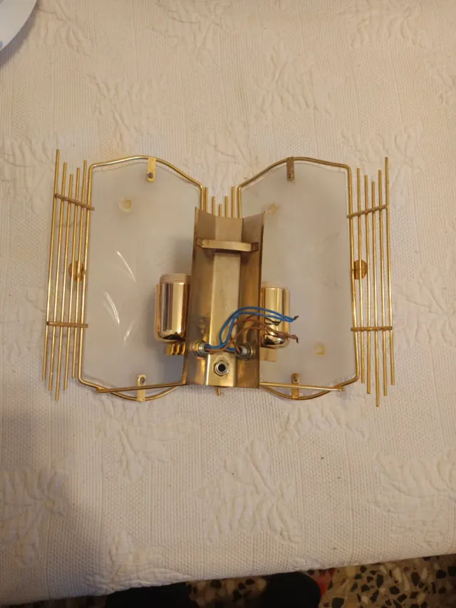 Lámpara de pared dorada y cristal