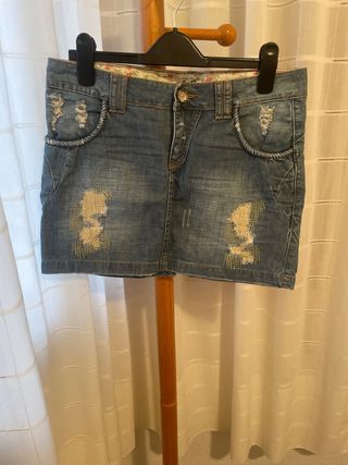 Falda vaquera desgastada