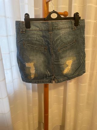 Falda vaquera desgastada