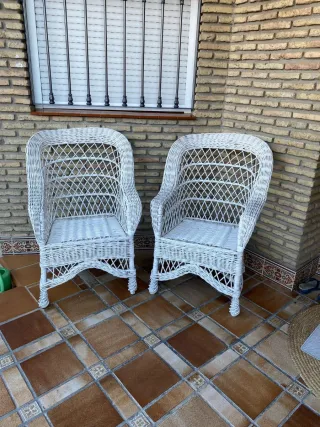Dos butacones de mimbre blancos