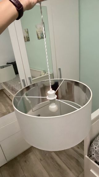 Lámpara de techo blanca y plateada.