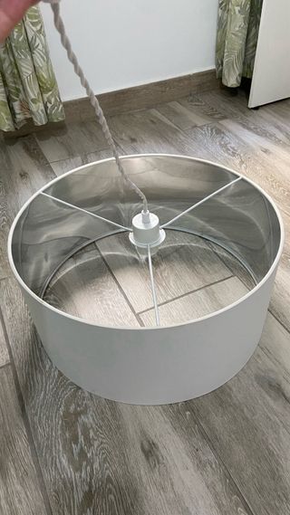 Lámpara de techo blanca y plateada.
