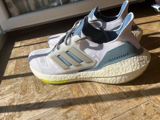Adidas Ultraboost 22 Azul y Blanco