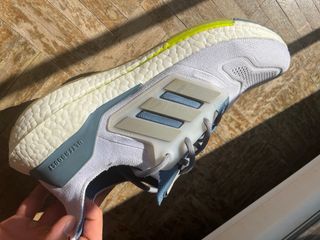 Adidas Ultraboost 22 Azul y Blanco