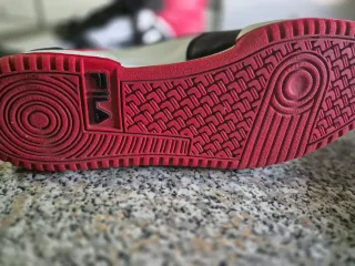 Zapatillas Fila Rojas y Blancas