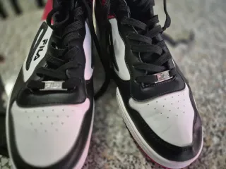 Zapatillas Fila Rojas y Blancas