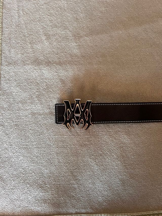 Cintura con fibbia logo oro e nero