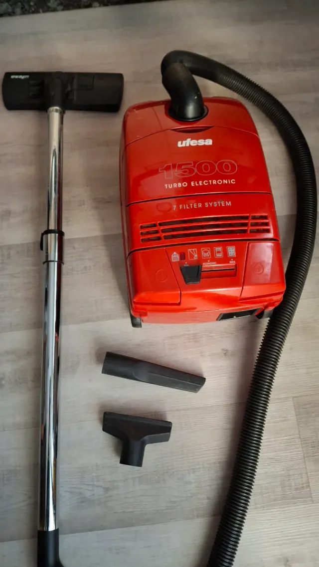 Aspirador Ufesa 1500W Turbo Electronic