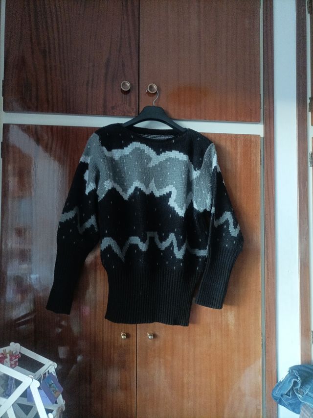 Jersey negro con cenefas grises y puntos