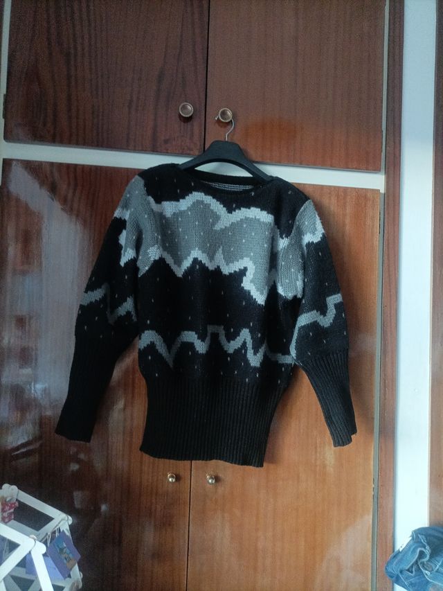 Jersey negro con cenefas grises y puntos