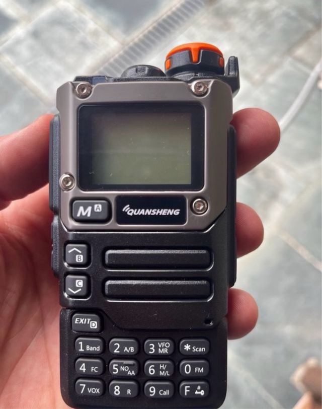 Radio Walkie Talkie Quansheng multifrecuencia.