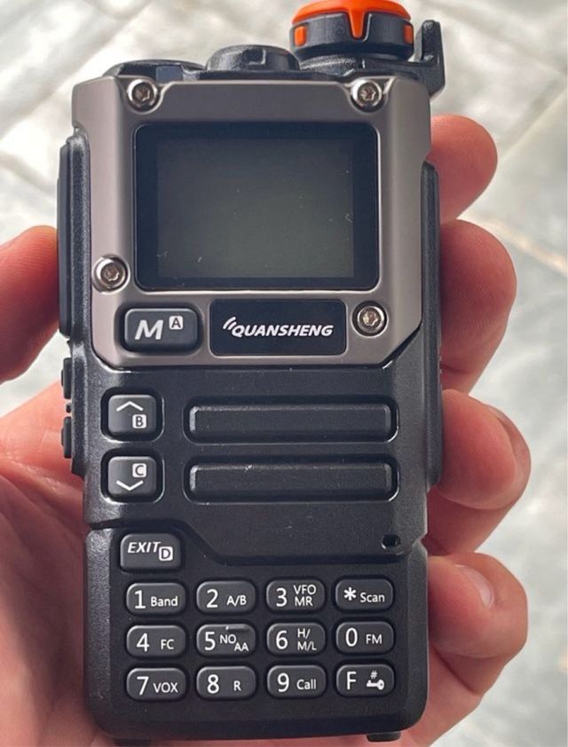 Radio Walkie Talkie Quansheng multifrecuencia.