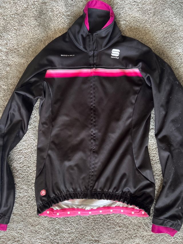 Chaqueta ciclismo Sportful negra y rosa
