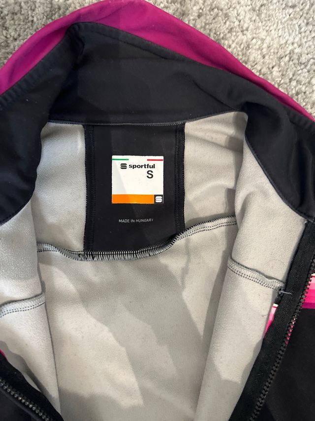 Chaqueta ciclismo Sportful negra y rosa