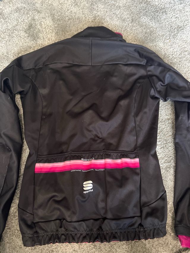 Chaqueta ciclismo Sportful negra y rosa