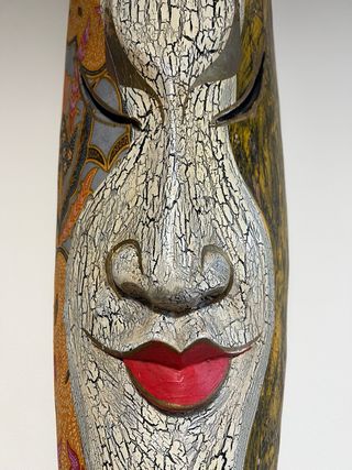 Máscara de pared de madera multicolor