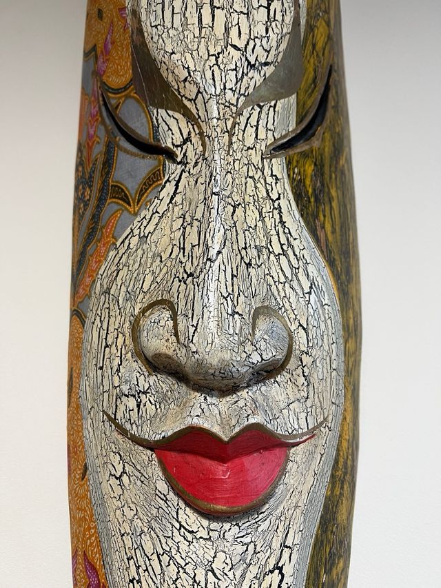 Máscara de pared de madera multicolor