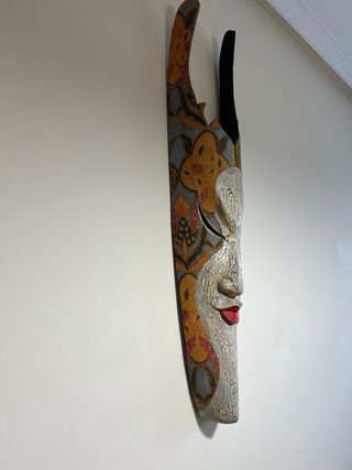 Máscara de pared de madera multicolor