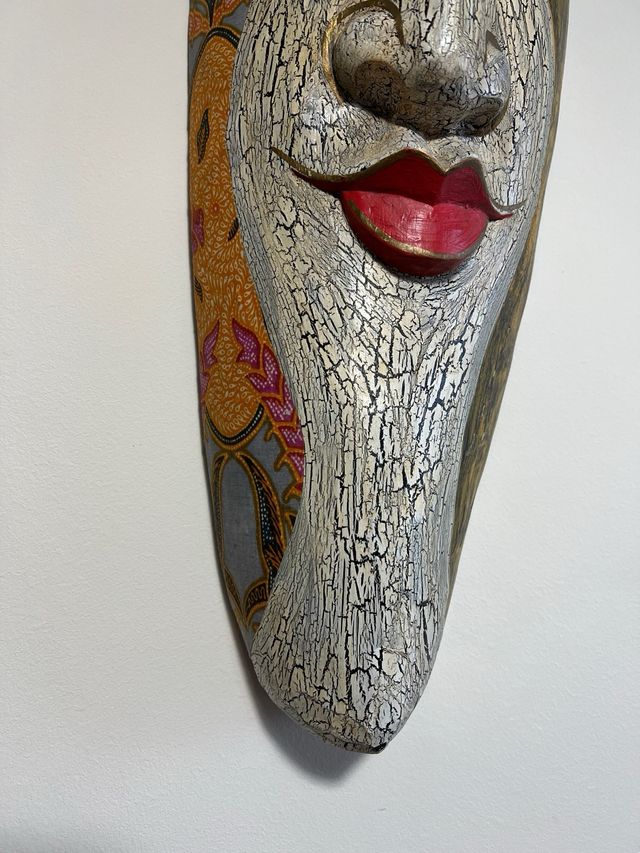 Máscara de pared de madera multicolor