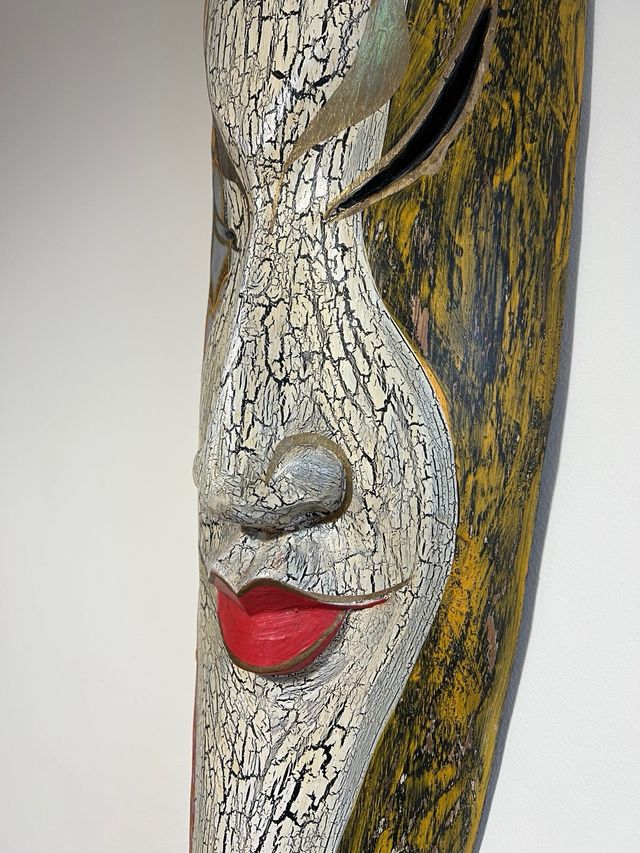 Máscara de pared de madera multicolor