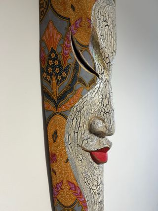 Máscara de pared de madera multicolor