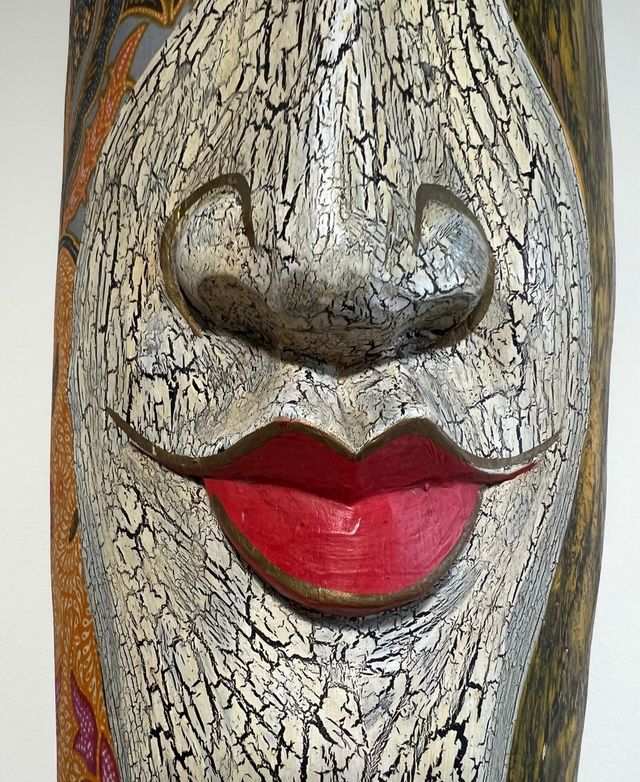 Máscara de pared de madera multicolor