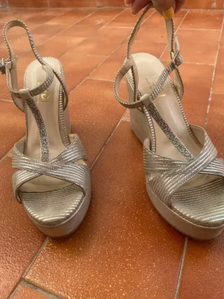Zapatos de cuña dorados y plateados