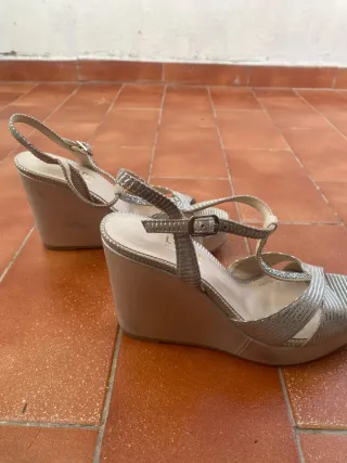 Zapatos de cuña dorados y plateados