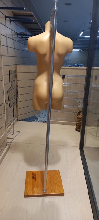Maniquí torso mujer con pie
