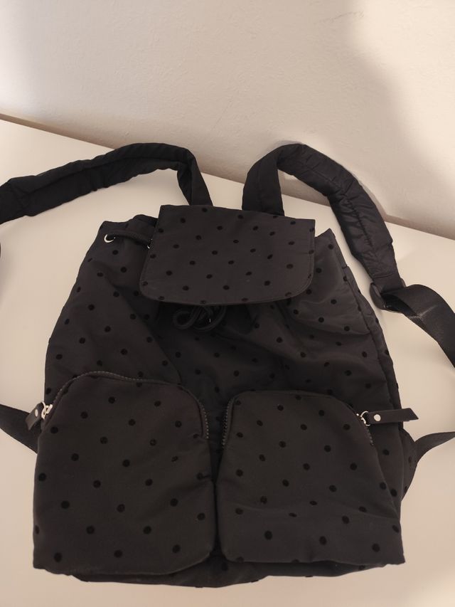 Mochila negra con puntos de terciopelo