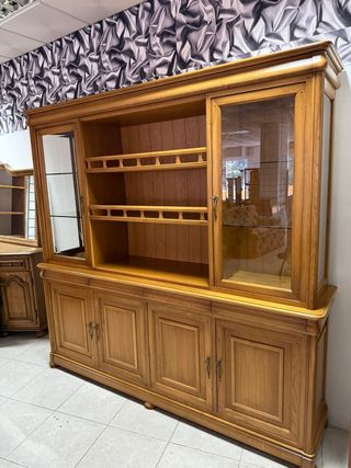 Mueble de madera con vitrina