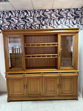 Mueble de madera con vitrina