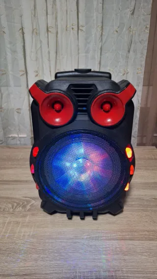 Altavoz Bluetooth Portátil con Luces Asa y Ruedas!