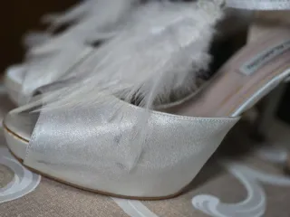 Zapatos de tacón blancos con plumas T39