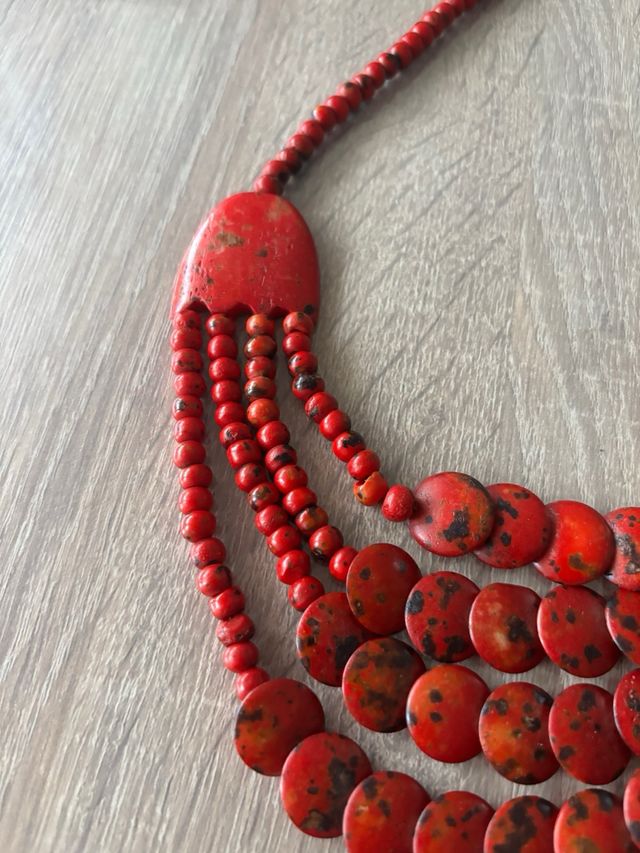 Collar de coral rojo y multicolor