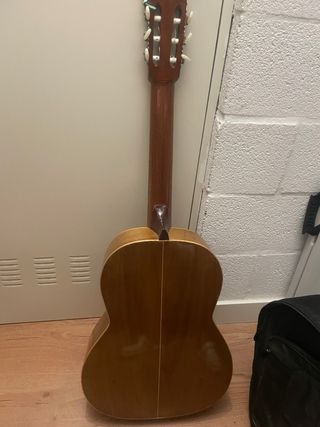 Guitarra flamenca con funda