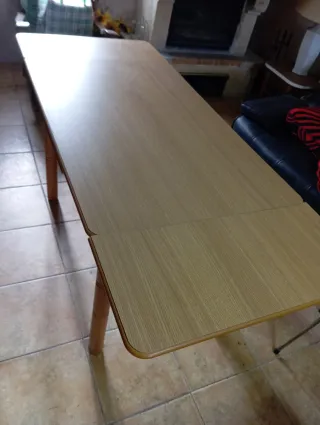 Mesa de madera color beige y marrón.Extensible.