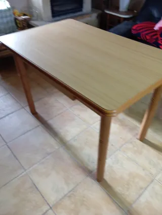 Mesa de madera color beige y marrón.Extensible.
