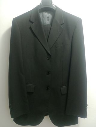 Traje negro de hombre 
