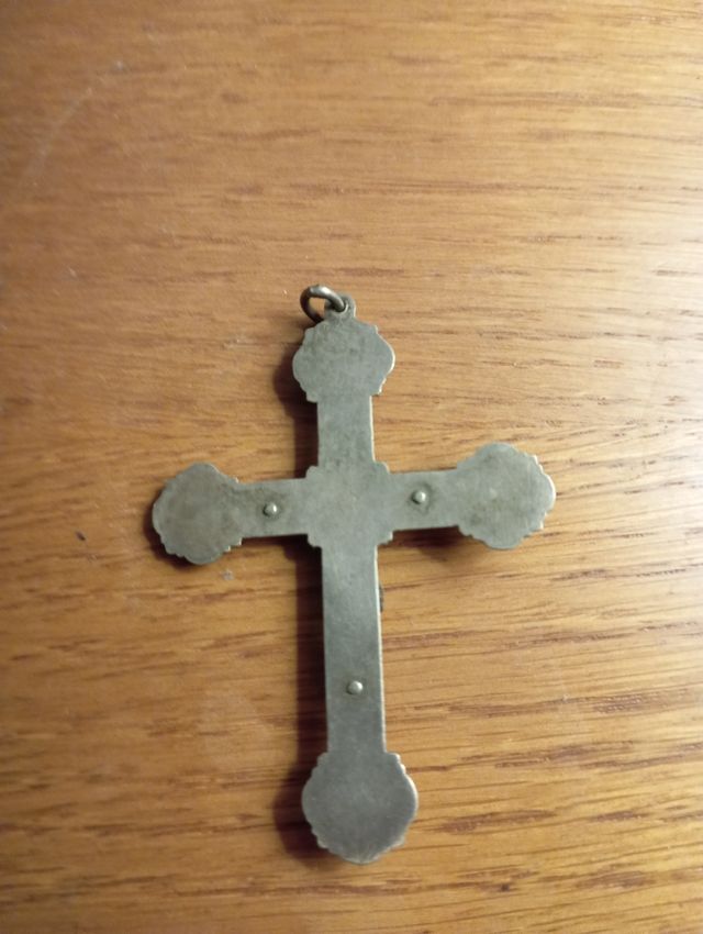 crucifijo de plata con los cuatro evangelistas