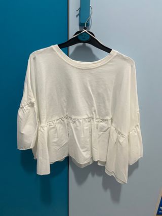 Blusa blanca con volantes