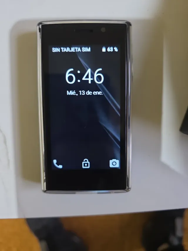 Móvil pequeño plateado y negro