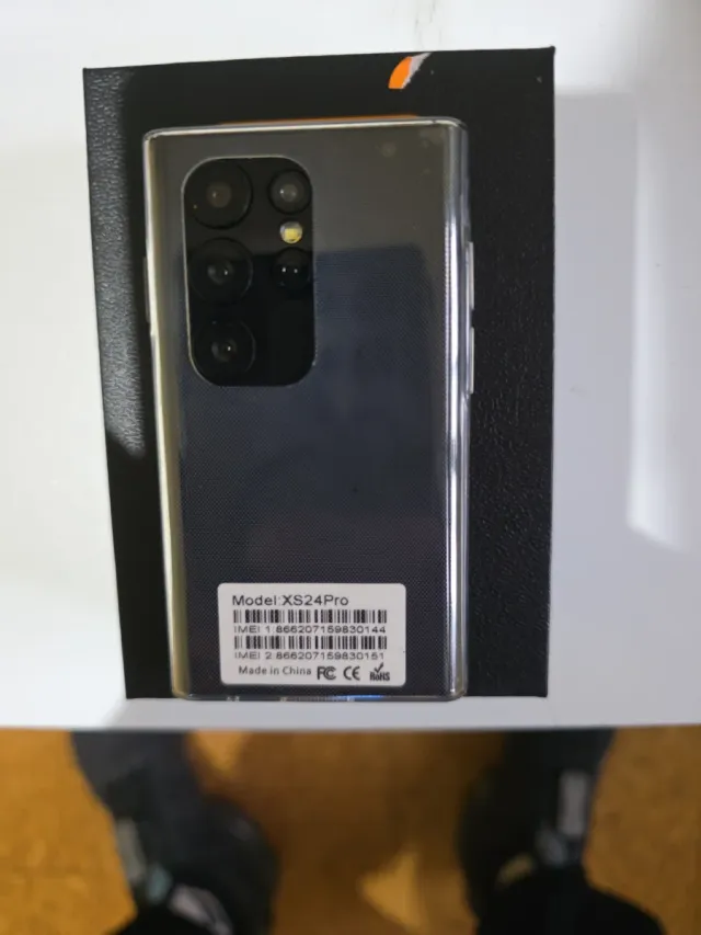 Móvil pequeño plateado y negro