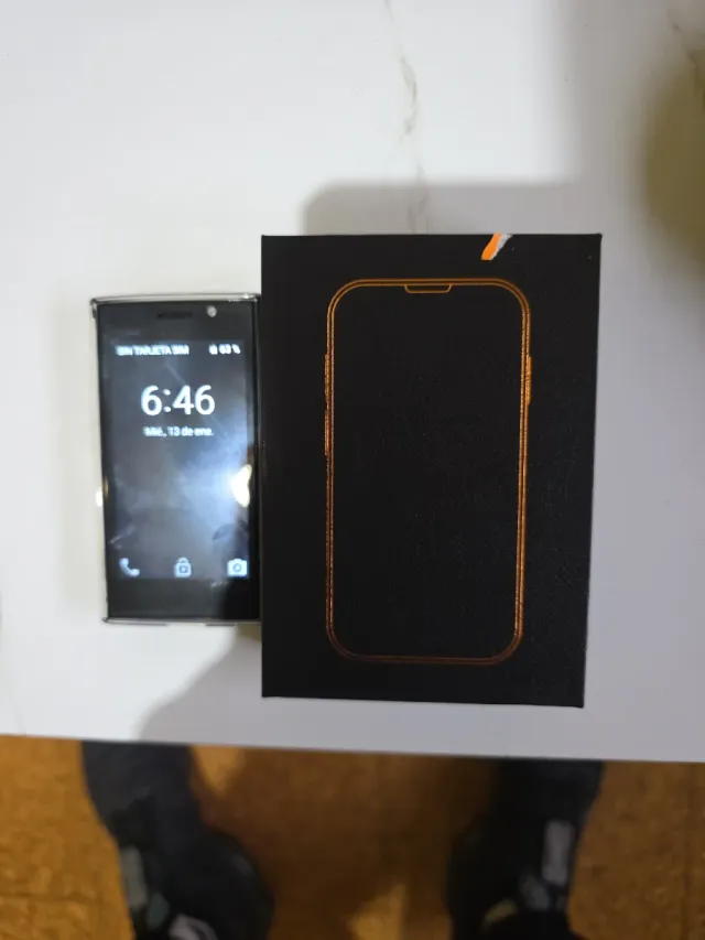 Móvil pequeño plateado y negro