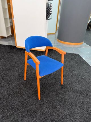 Silla de oficina azul y madera