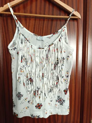 Camiseta tirantes con flecos y estampado