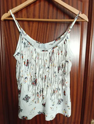 Camiseta tirantes con flecos y estampado