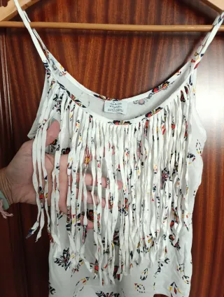 Camiseta tirantes con flecos y estampado