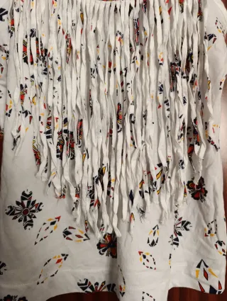 Camiseta tirantes con flecos y estampado